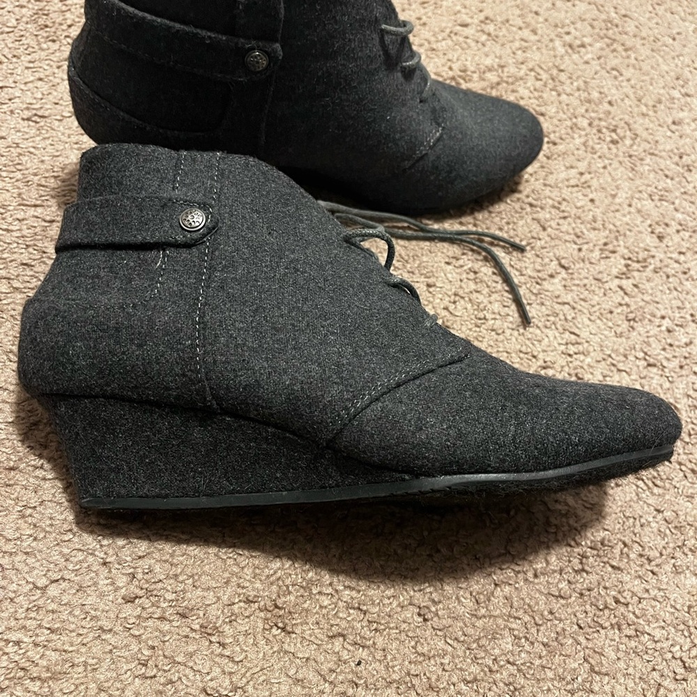 Womens size 8 grey bootie like new